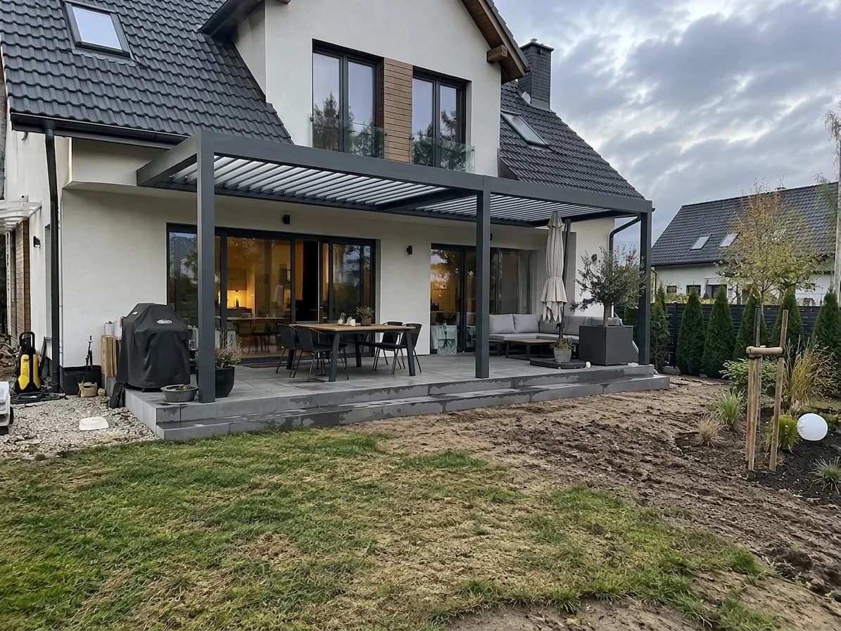 Rear terrace with an anthracite bioclimatic pergola
